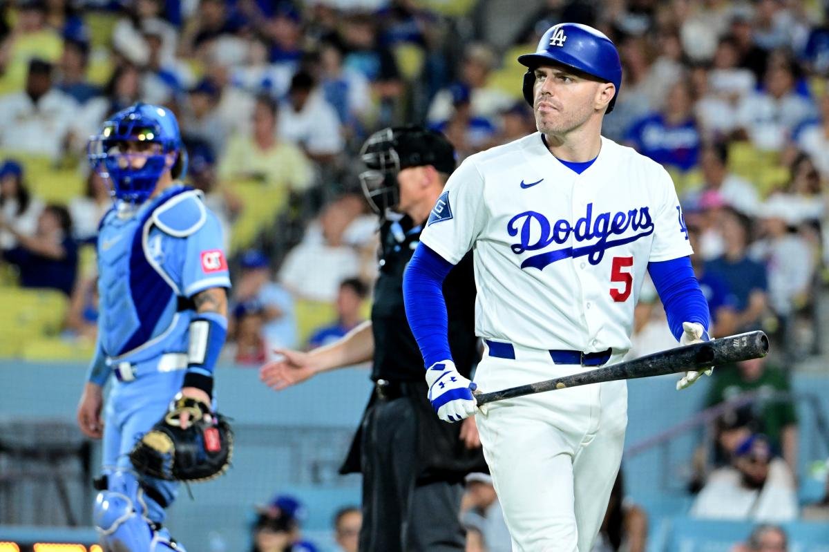 You are currently viewing Freddie Freeman exits Dodgers game after freightening fall down dugout stairs