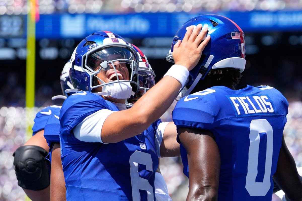 Read more about the article Jaxson Dart goes to medical tent after brutal hit — returns to throw beautiful Giants touchdown