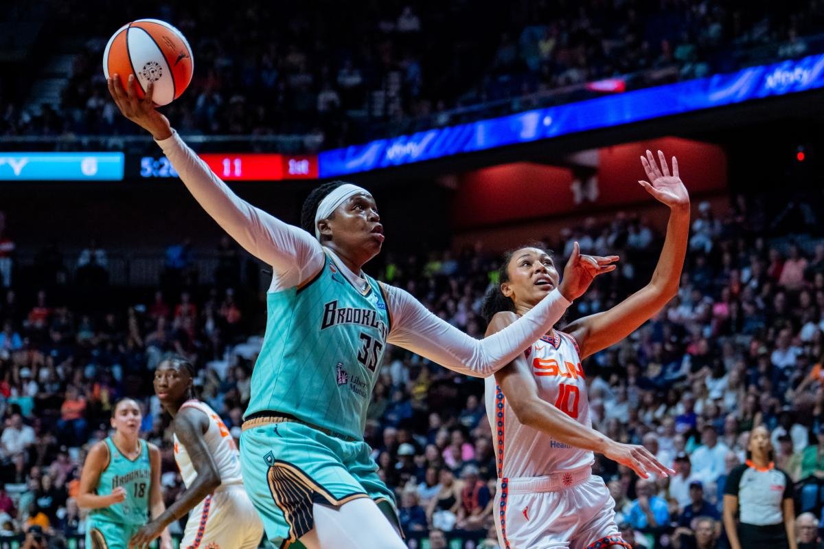 You are currently viewing Liberty hold off late surge to beat Sun in rare clunker for Breanna Stewart