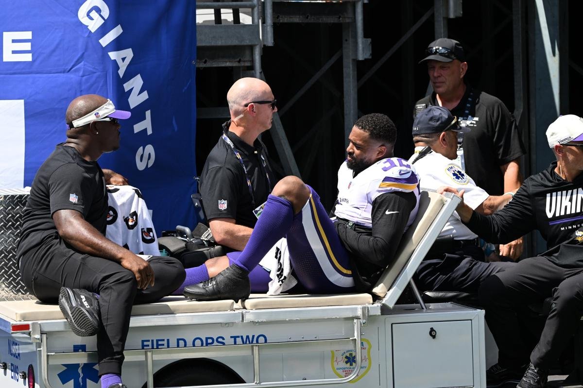 You are currently viewing Jamal Adams out for season after knee injury in Vikings crusher