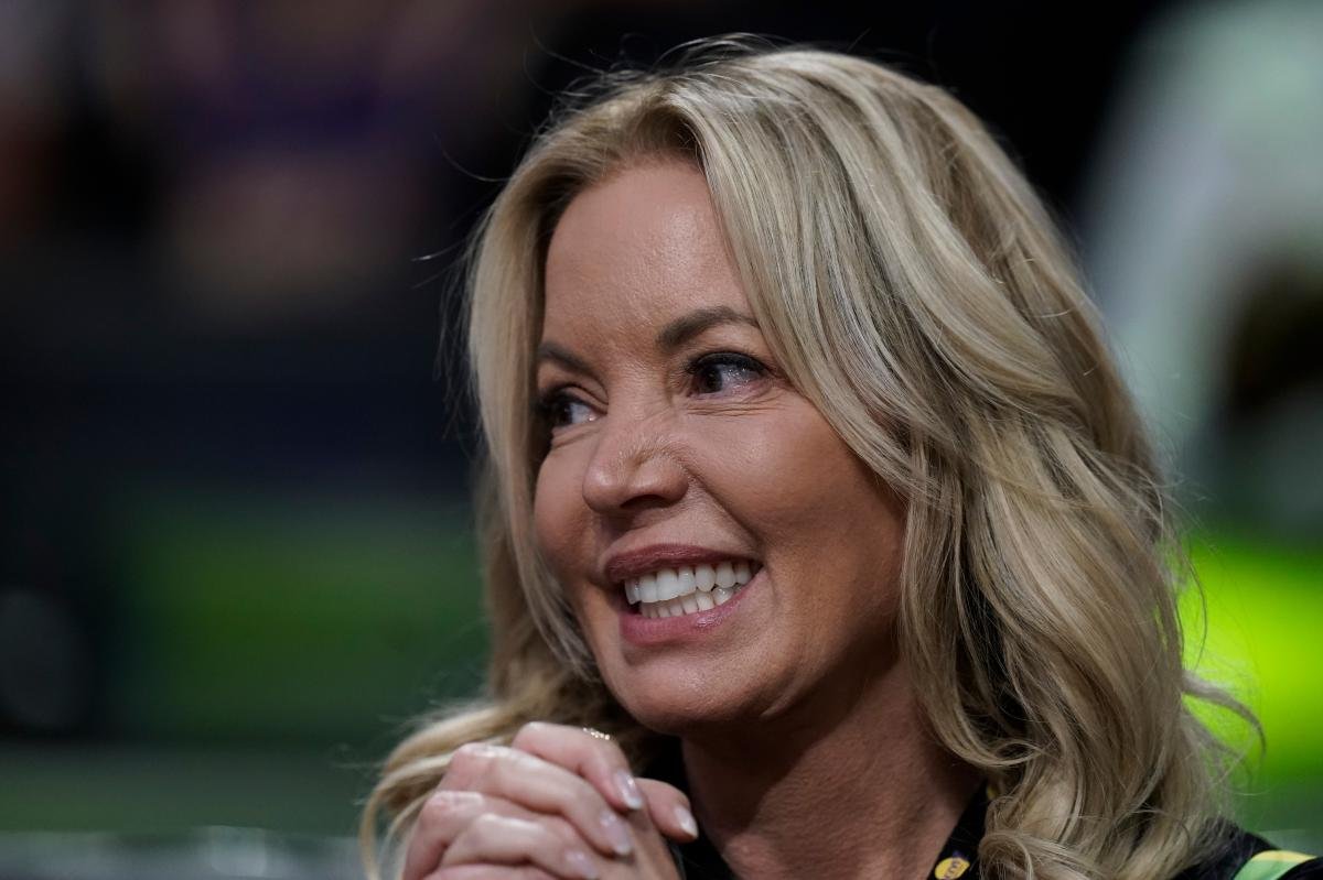 You are currently viewing Buss siblings turn on Jeanie in family’s sale of Lakers