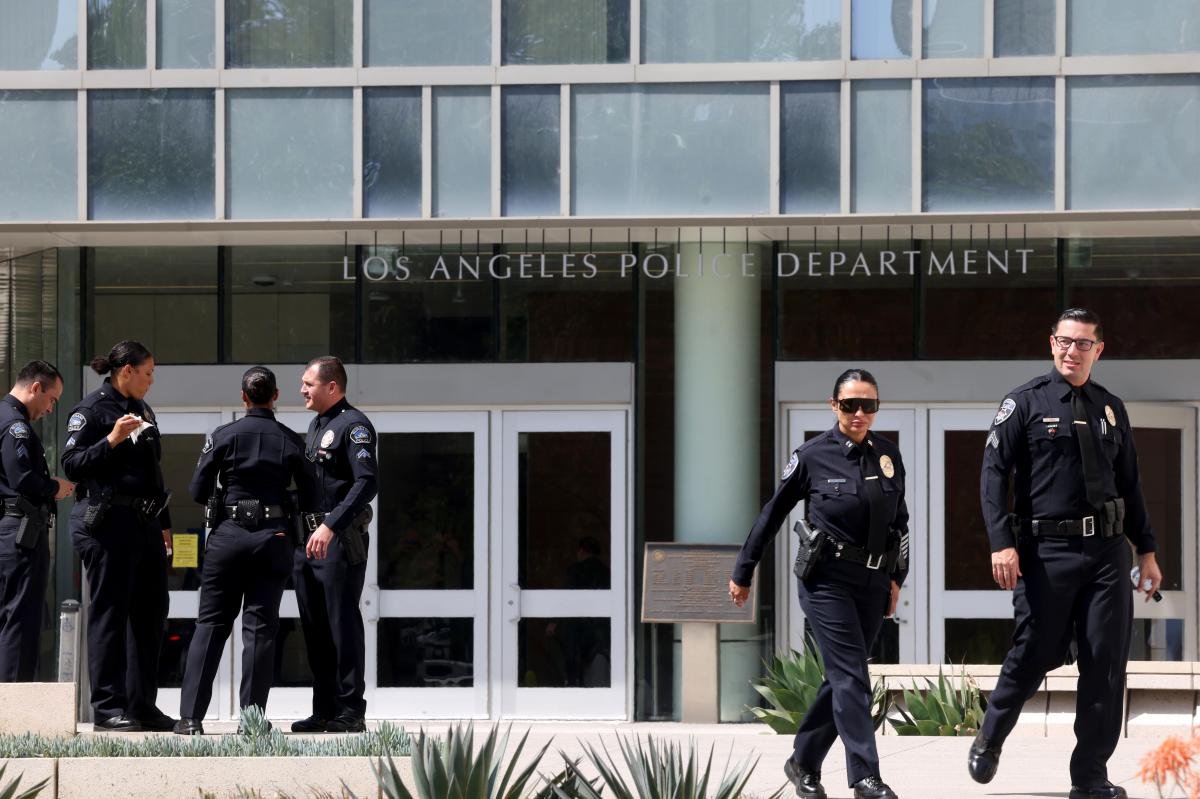 You are currently viewing Suspicious substance found inside letter triggers closure at LAPD headquarters