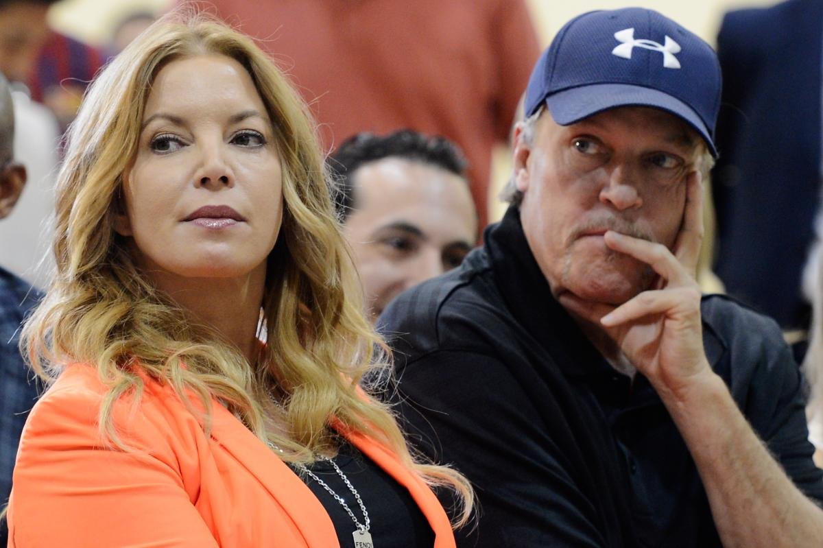 You are currently viewing Buss family refutes Jeanie, states clear intention to sell Lakers