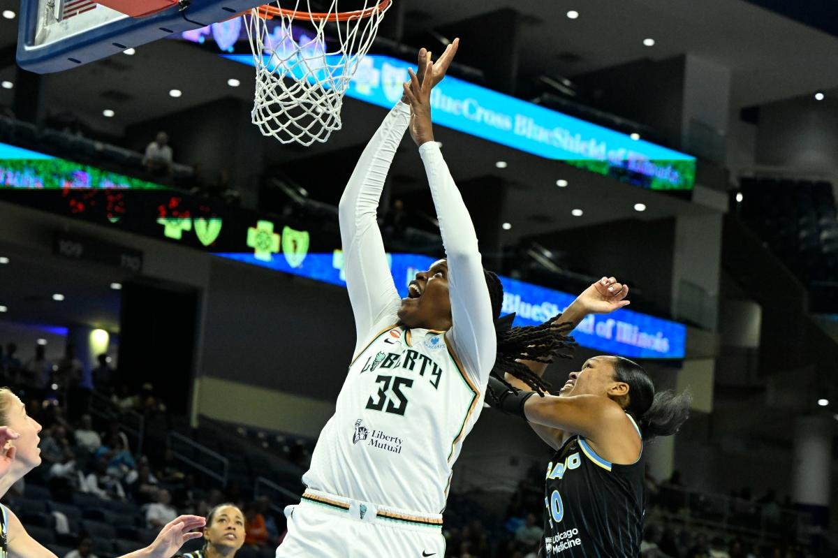 You are currently viewing Jonquel Jones exits loss with ankle injury in Liberty concern