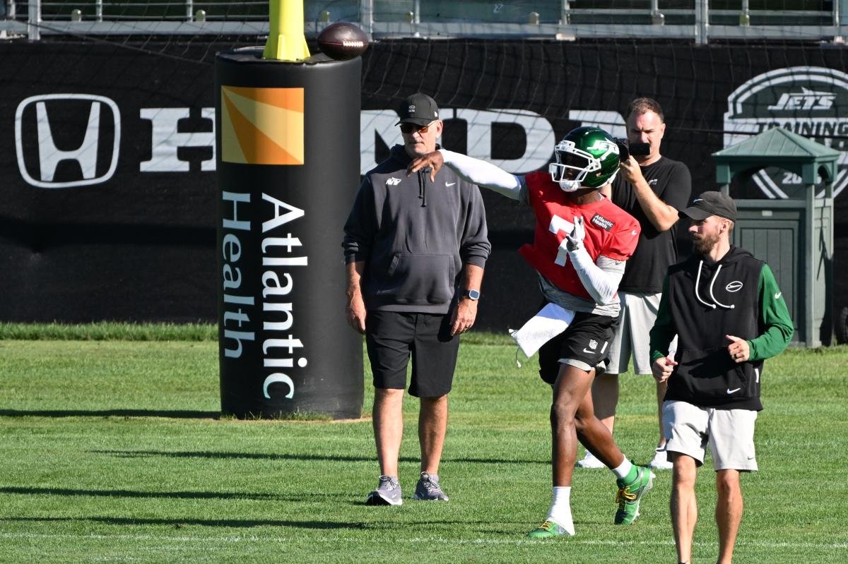 Read more about the article Geno Smith provides one iffy highlight in shaky Jets practice