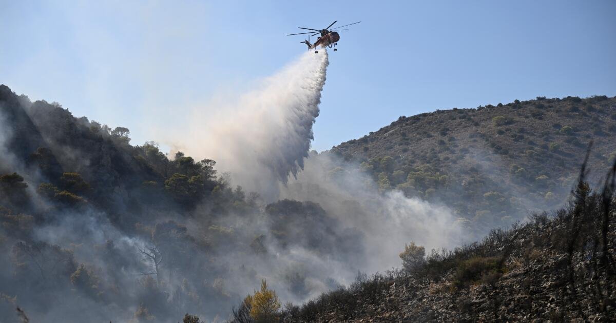 You are currently viewing Firefighters battle massive wildfires in Belgium and Greece as 2 die on an island near Athens