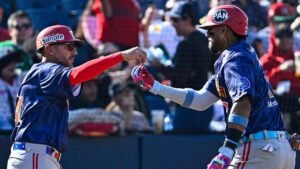 Read more about the article Baserunner sparks brawl in Mexican Baseball League after sucker punching a fielder who tagged him out