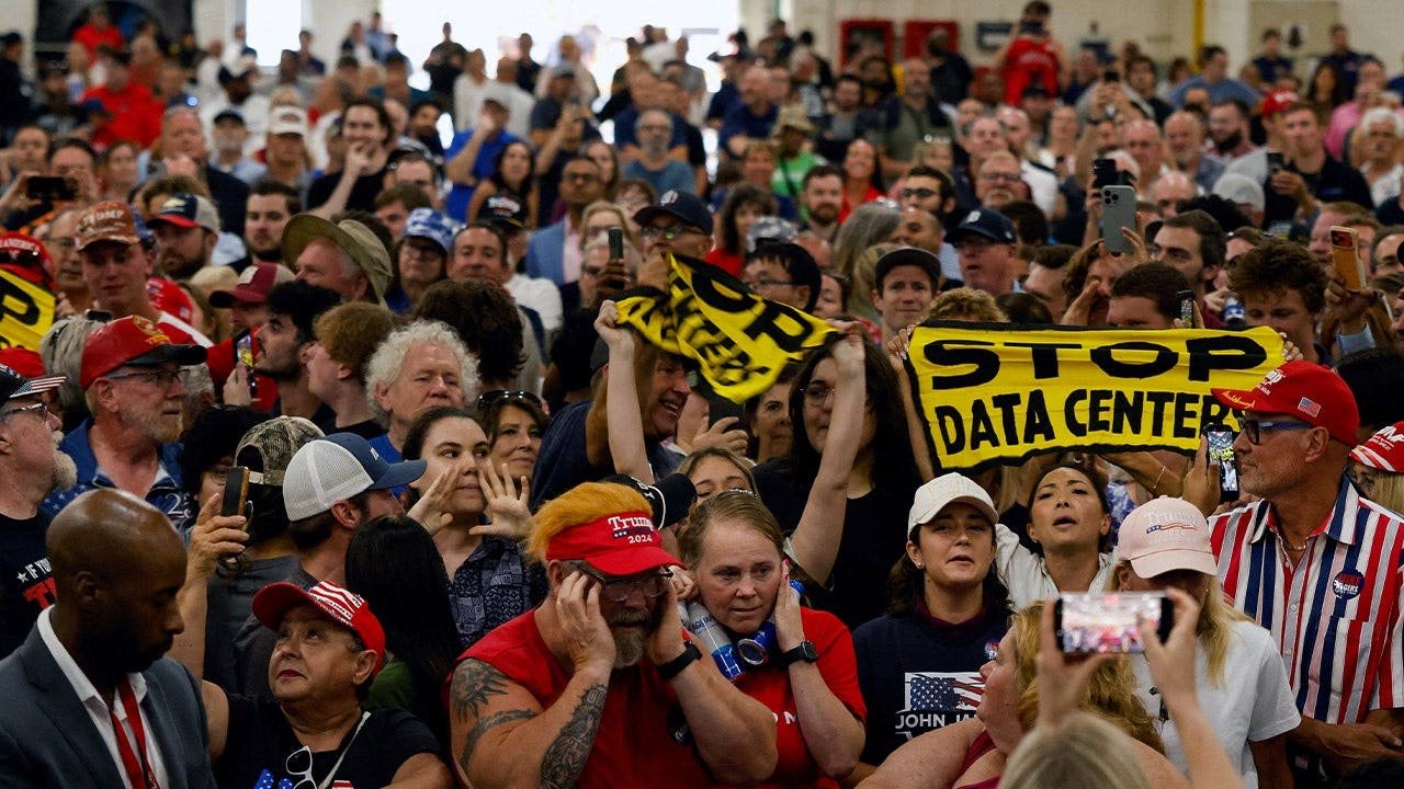 You are currently viewing Silicon Valley is losing the public fight over AI data centers badly