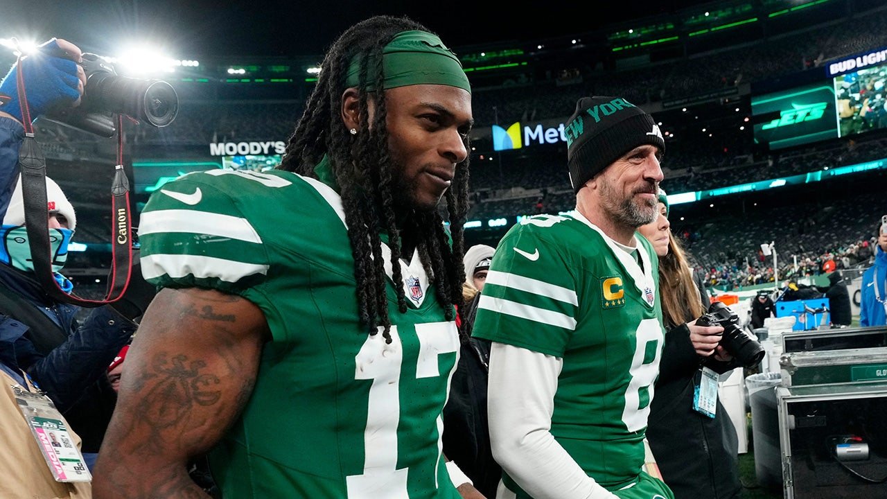 You are currently viewing Davante Adams reveals how he took jersey number 17 from a Jets rookie who demanded $1M
