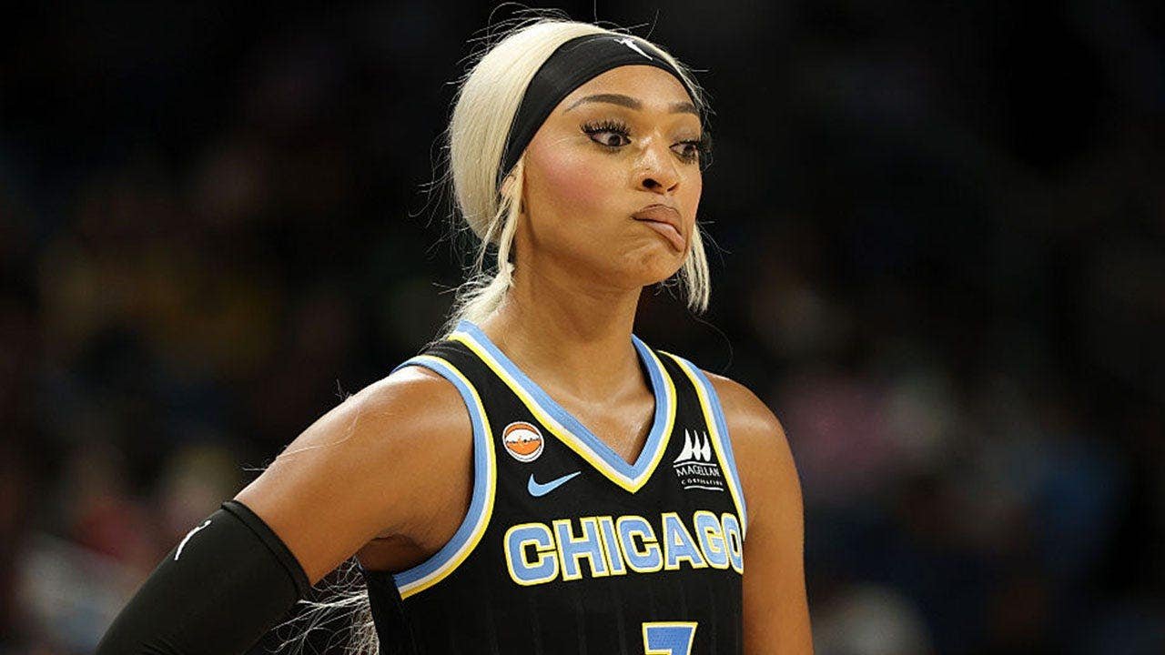 You are currently viewing DiJonai Carrington hits two players across the face, receives technical foul after Sophie Cunningham drama
