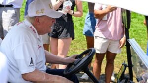 Read more about the article President Trump receives big cheers from spectators during LIV Golf event at his New Jersey club