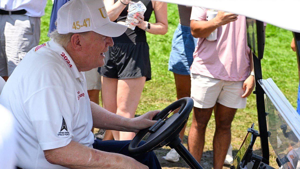You are currently viewing President Trump receives big cheers from spectators during LIV Golf event at his New Jersey club