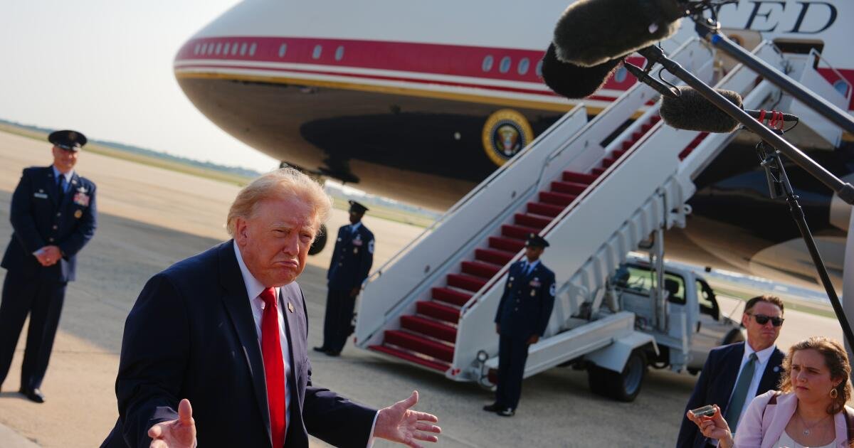 You are currently viewing Trump is sued over selling early access to his posts on Truth Social