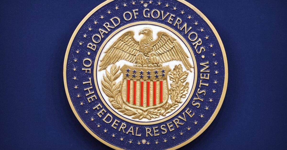 You are currently viewing Trump moves ahead with effort to fire Fed governor