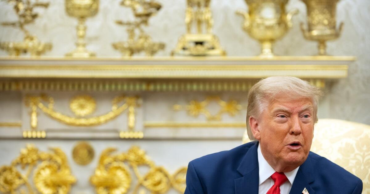 You are currently viewing Trump dwarfs his predecessors in the number of ultra-rich in his second White House, report shows