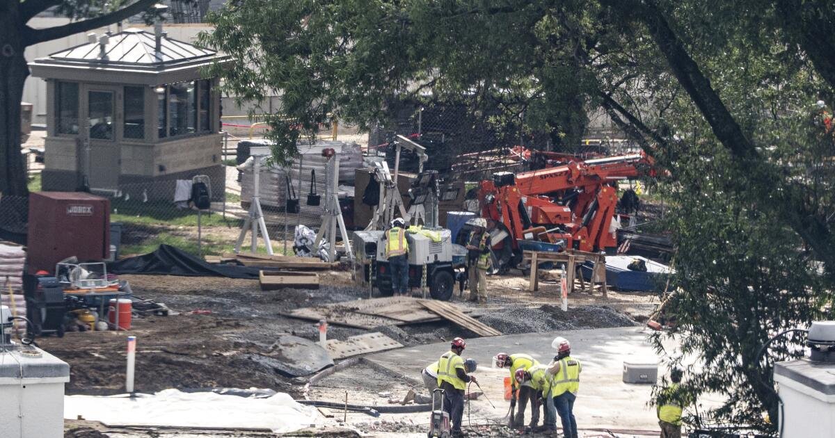 You are currently viewing Crews remove the granite seal on the White House helipad, signaling potential project delays