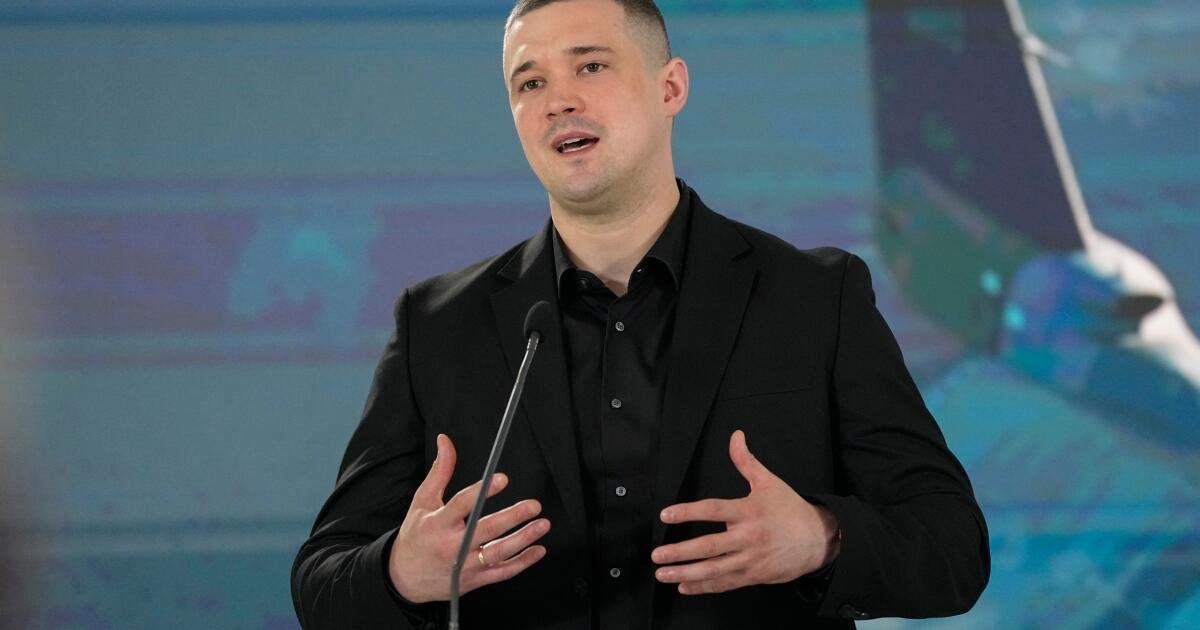 You are currently viewing Zelensky fires a top aide amid a graft probe as Ukraine’s ex-defense minister demands elections