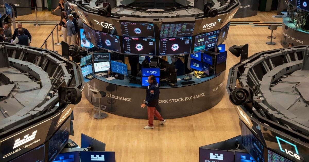 You are currently viewing Stocks rise to a record as oil prices drop and inflation gets less bad