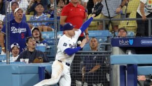 Read more about the article Dodgers’ Freddie Freeman takes terrifying tumble down dugout steps