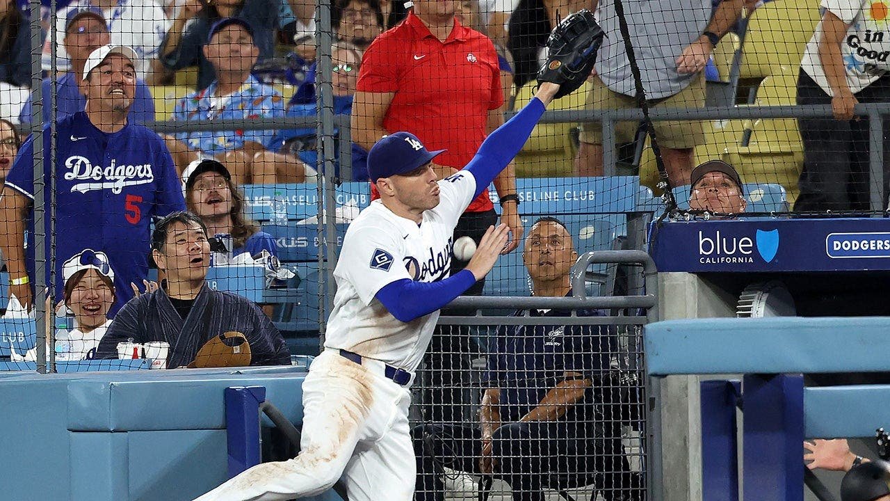 You are currently viewing Dodgers’ Freddie Freeman takes terrifying tumble down dugout steps