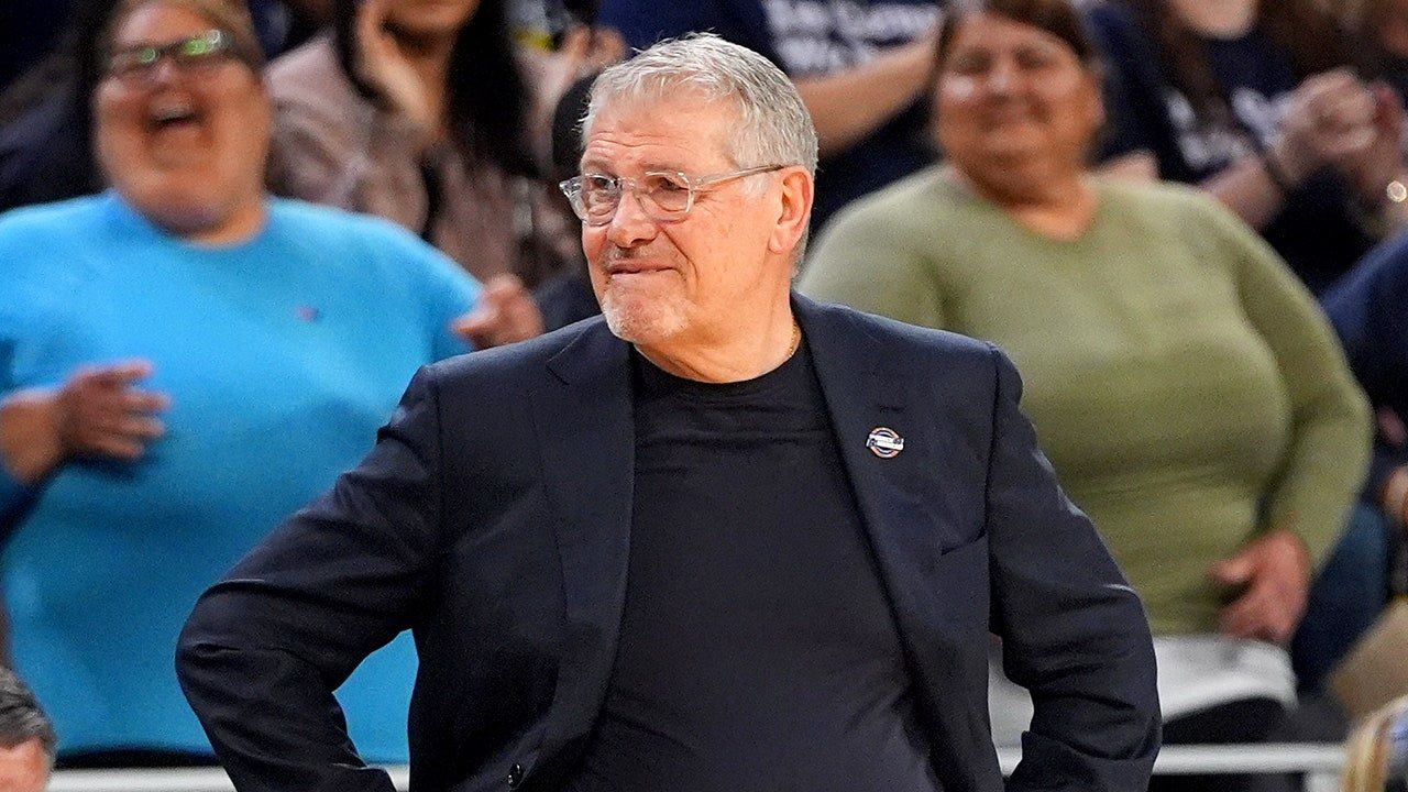 You are currently viewing Geno Auriemma questions why WNBA transgender athlete debate is ‘an issue’ when it ‘doesn’t exist’