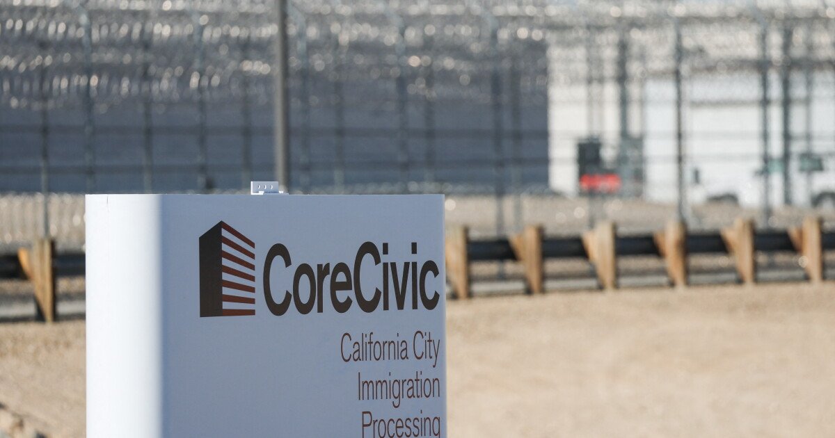 You are currently viewing Private prisons announce $1.4 billion in revenue as immigration detentions climb