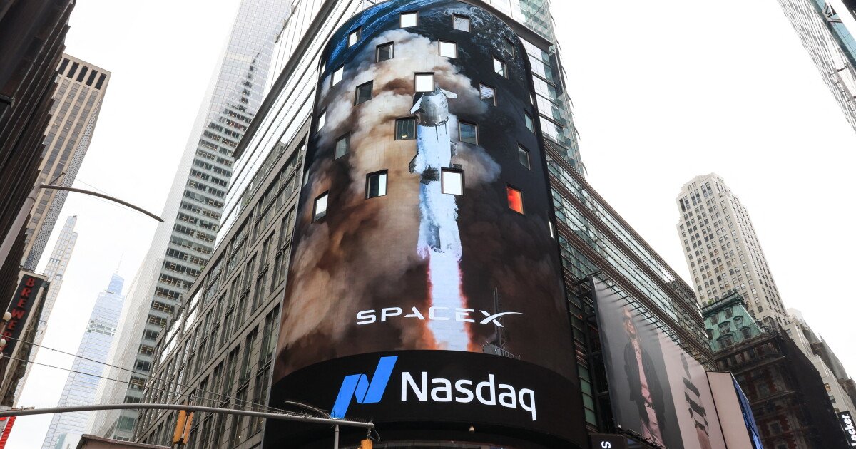 You are currently viewing SpaceX’s revenue rises as its once-soaring stock price drifts back to Earth