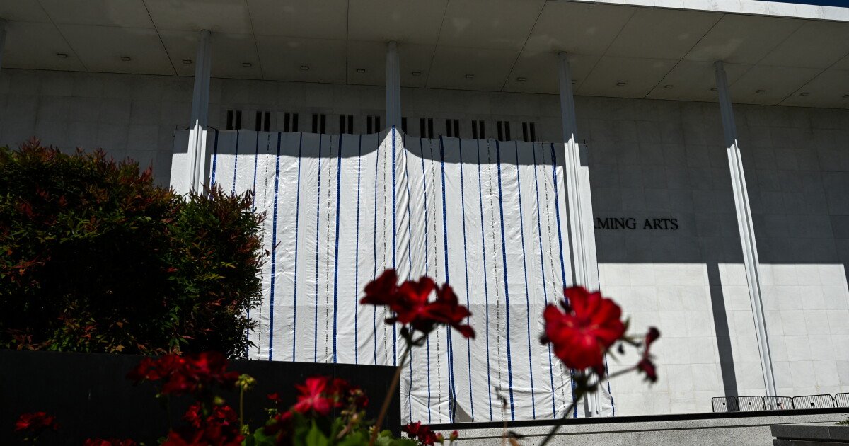 You are currently viewing Kennedy Center Board votes again to shut main building down — and add Trump’s name back
