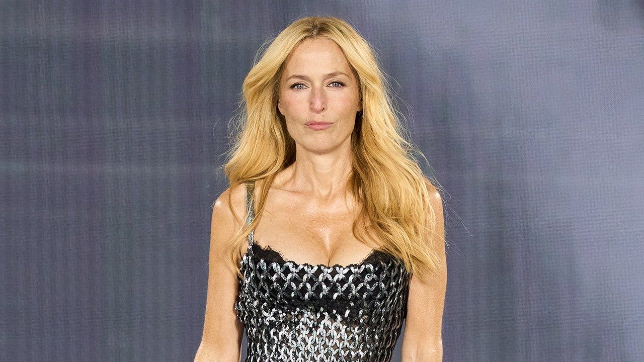 You are currently viewing Gillian Anderson admits X-Files fame came at a cost for her daughter