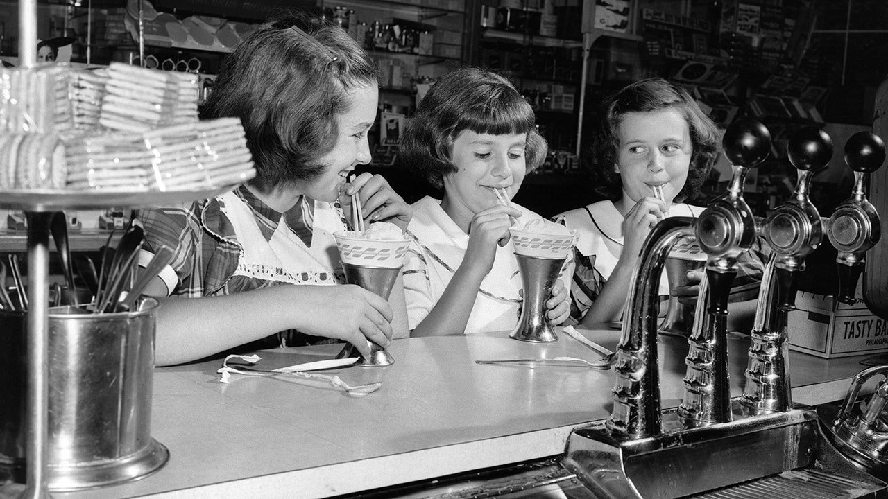 You are currently viewing National Root Beer Float Day history from sassafras to vanilla ice cream
