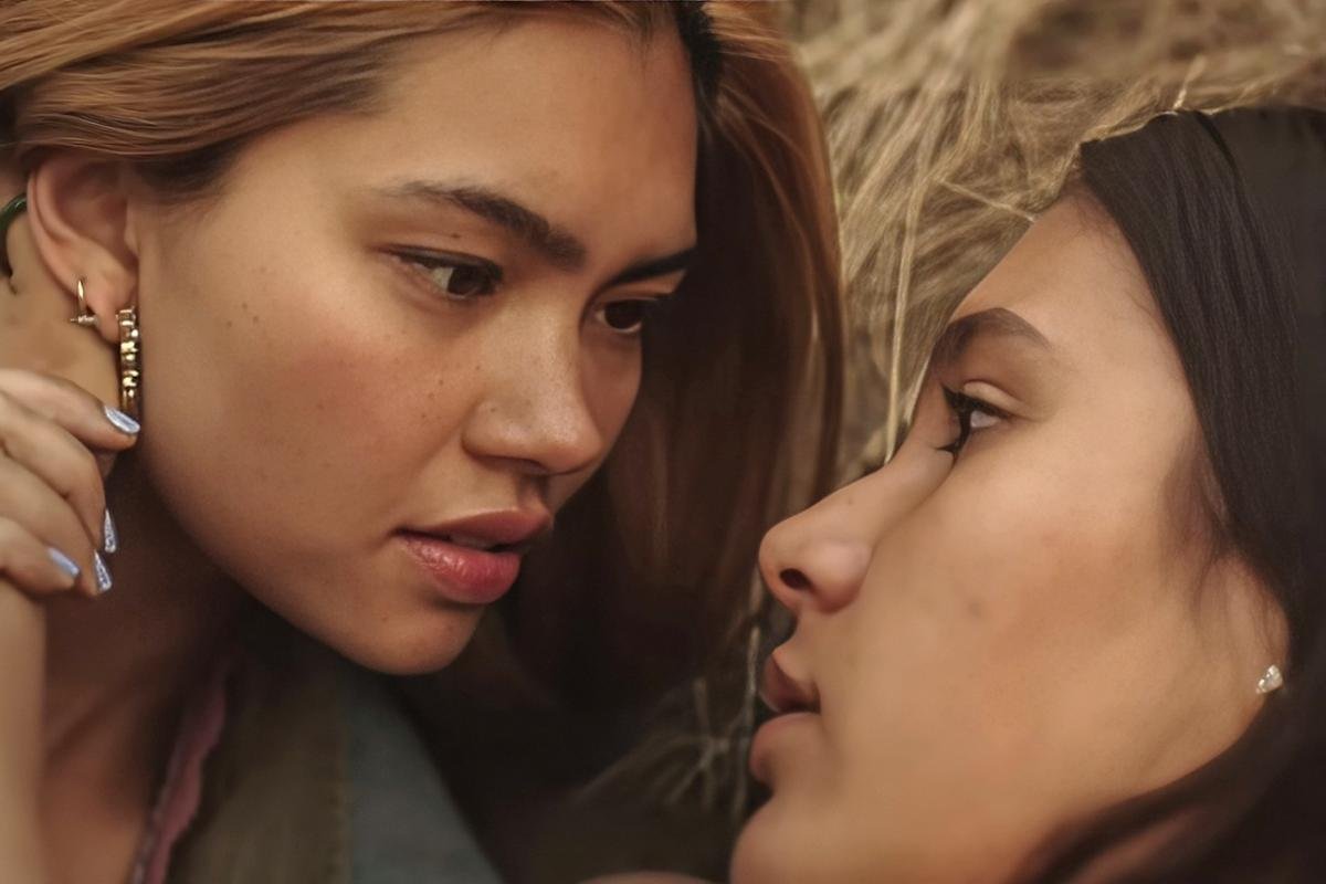 Read more about the article The ‘Girls Like Girls’ Kiss Scene Is the Passionate Make-Out Sesh Young Lesbians Deserve to See on Screen