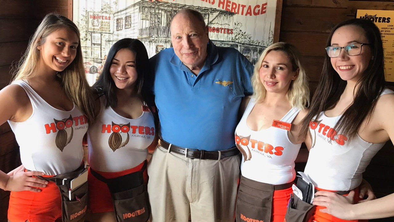 You are currently viewing Hooters birthday tradition keeps 102-year-old Navy veteran coming back