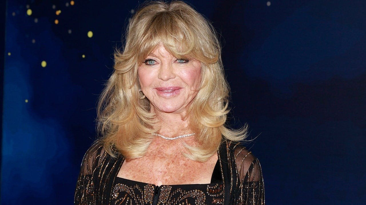 You are currently viewing Goldie Hawn dances in her swimsuit in Kate Hudson’s vacation video