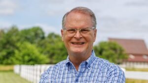 Read more about the article Megachurch pastor Adam Hamilton wins Kansas 11-way Senate primary