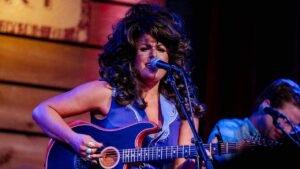 Read more about the article Country star Hannah Dasher reveals famous, married celebrity slid into her DMs