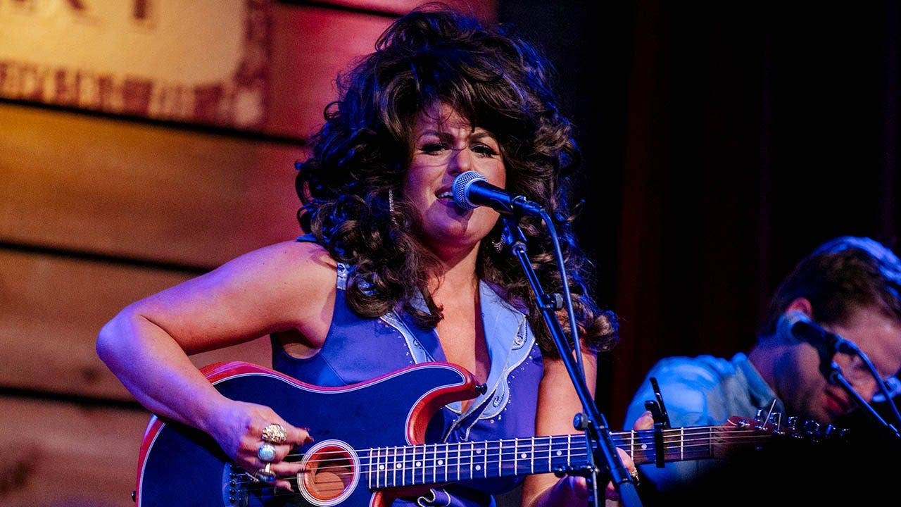 You are currently viewing Country star Hannah Dasher reveals famous, married celebrity slid into her DMs