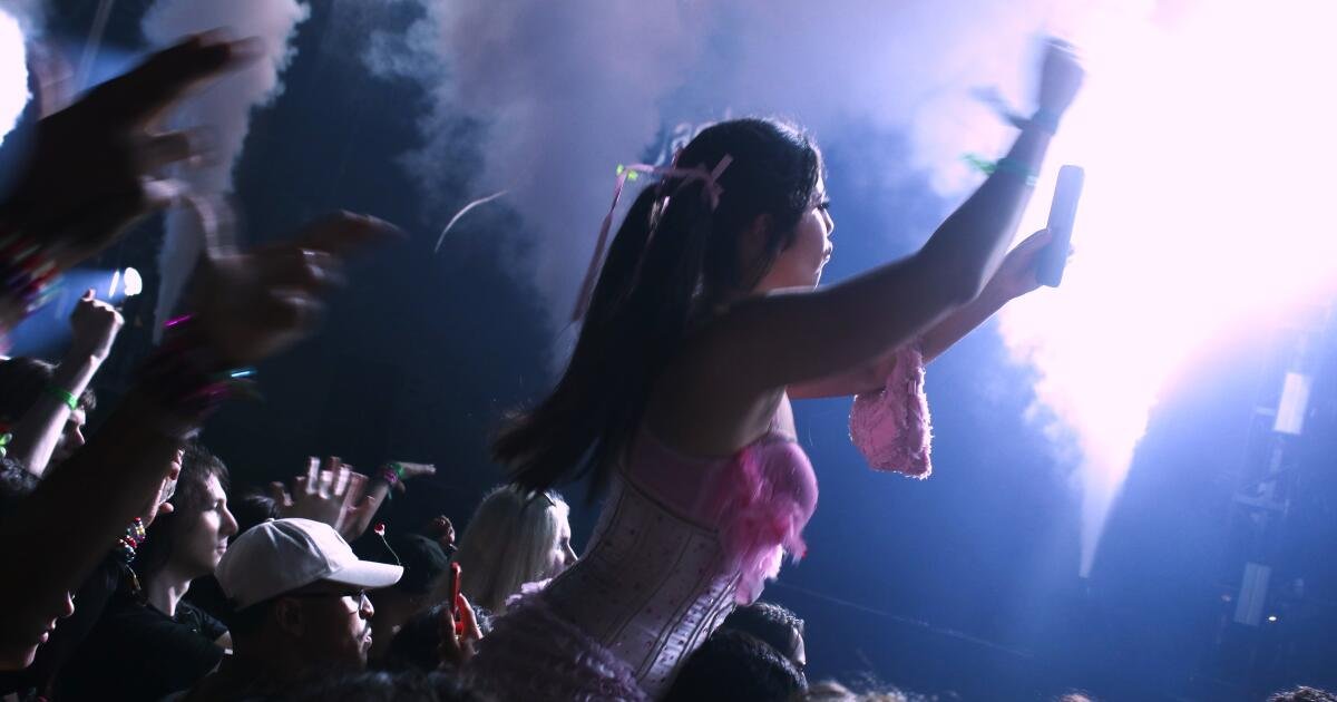 You are currently viewing At Hard Summer, Latino DJs and ravers push festival culture forward