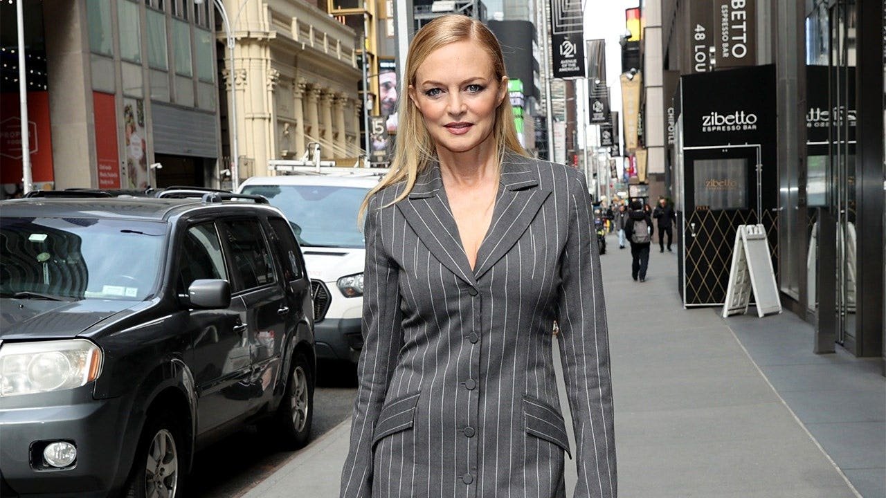 Read more about the article Heather Graham stuns in string bikinis during romantic Italian getaway