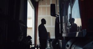 Read more about the article Why truckers always seem to be on the phone while they drive on the highway