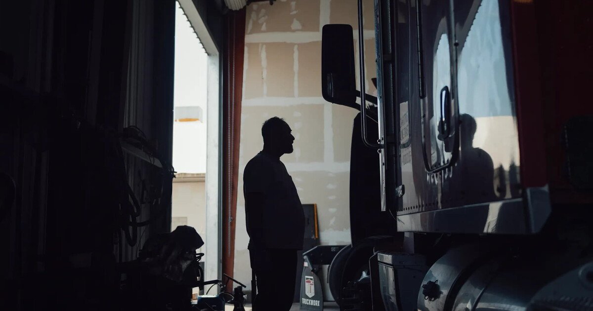 You are currently viewing Why truckers always seem to be on the phone while they drive on the highway