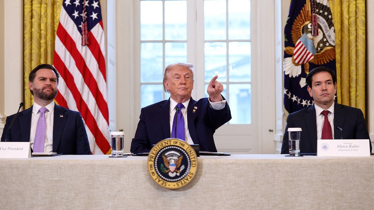 You are currently viewing Trump backs electing JD Vance in 2028 in private donor conversation