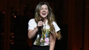 Read more about the article Kelly Clarkson narrowly avoids wardrobe malfunction at Las Vegas show