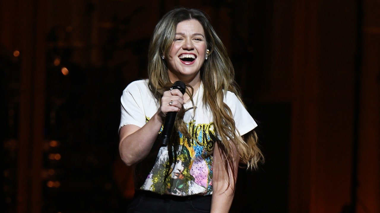 You are currently viewing Kelly Clarkson narrowly avoids wardrobe malfunction at Las Vegas show