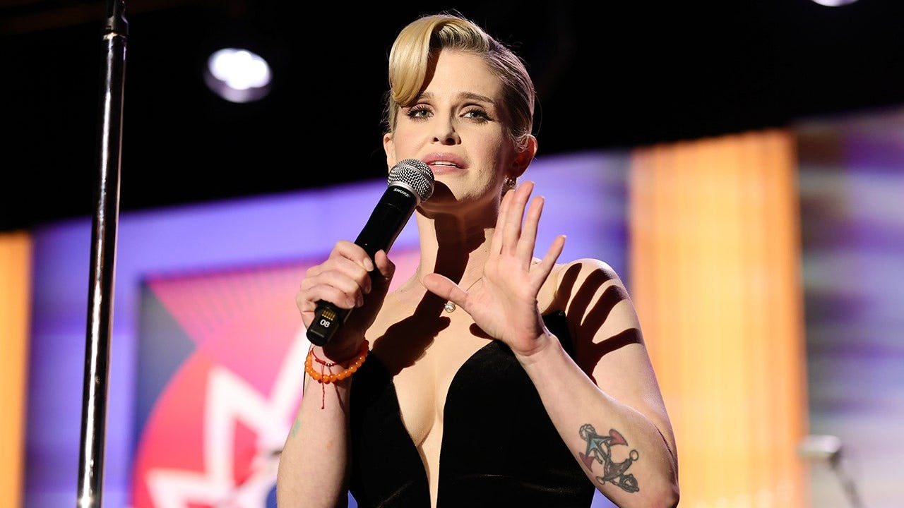 You are currently viewing Kelly Osbourne takes vacation with son to recharge after Ozzy’s death