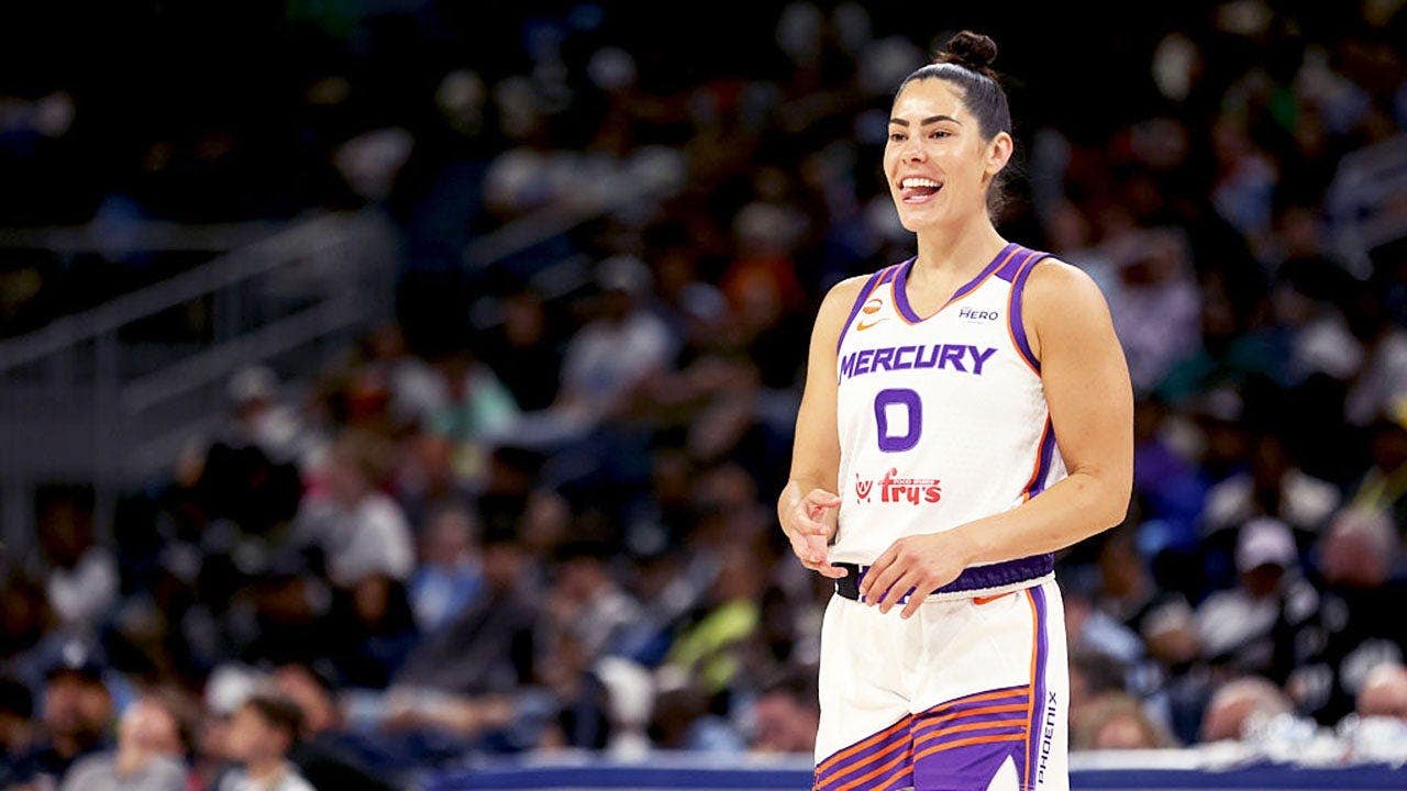 You are currently viewing Social media explodes as WNBA star Kelsey Plum leaps into the arms of opposing coach during play