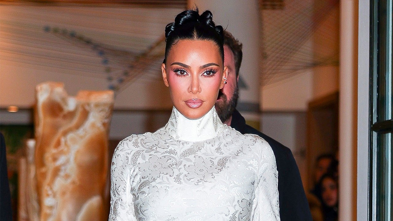 Read more about the article Kim Kardashian posts bikini photos from tropical vacation with Hamilton