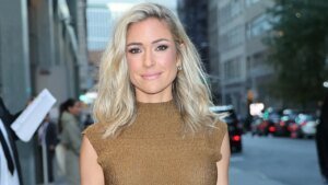 Read more about the article Kristin Cavallari promotes Uncommon Beauty skin care in bikini photos