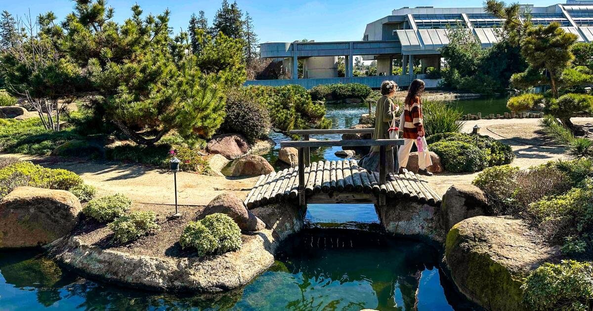 You are currently viewing The 7 best inland spots to take a walk by the water