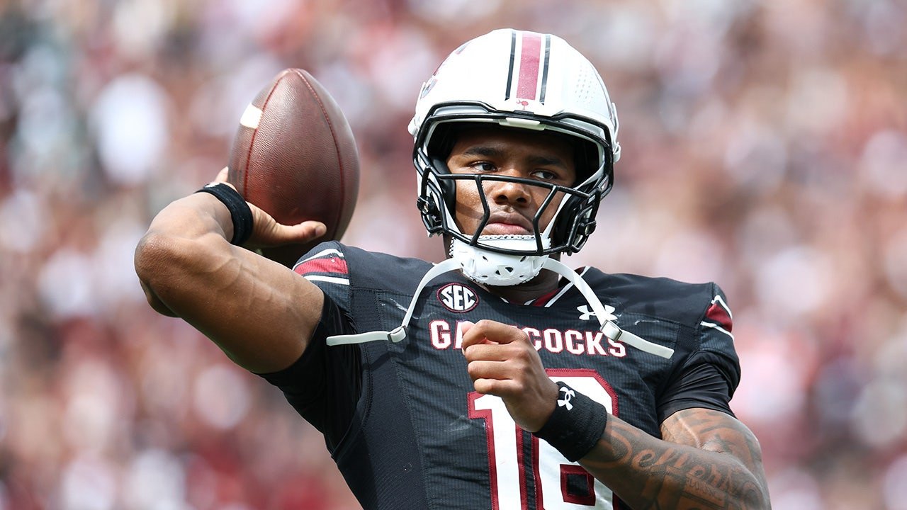 Read more about the article South Carolina’s LaNorris Sellers trades 8 a.m. classes for cutting grass, picking up golf balls