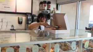 Read more about the article Arizona doughnut shop saved by community after owner’s social plea